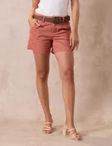 Short de jean azul oscuro con tiro medio, cierre frontal con botón y pasadores para cinturón. Incluye un cinturón trenzado de cuero sintético color marrón con hebilla circular metálica.