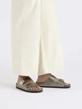 Sandalias Birkenstock modelo Arizona, color taupe metálico con dos tiras ajustables con hebillas. Tienen plantilla de corcho y suela de goma.