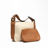 Cartera tipo hobo de cuero sintético color crema con laterales y asa corta color marrón.