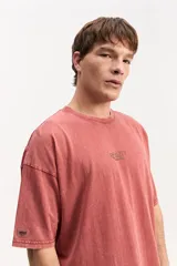 Remera oversize de algodón con efecto acid wash y diseño boxy, de mangas corta con estampa frontal pequeña y sutil.