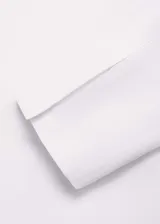 Chaqueta estructurada de corte recto y cuello de pico sin cierre. Presenta manga larga con aberturas en los puños, dos bolsillos de ribete laterales y una abertura posterior en el bajo. Incluye forro interior.