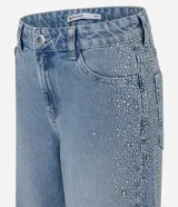 Pantalón wide leg de tiro bajo confeccionado en jean de algodón, con cierre frontal y aplicación de brillos y tachas en los laterales.
