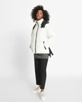 Campera puffer negra con detalles en verde flúor.