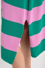 Vestido midi de tejido suave y ligero, con cuello redondo y mangas cortas. Presenta un patrón de rayas horizontales anchas en color verde oscuro y rosado. El vestido tiene aberturas laterales en el ruedo.