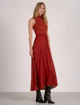 Vestido maxi marca Elan con diseño combinado, torso de tejido acanalado sin mangas y cuello alto, y falda larga de satén de caída fluida.