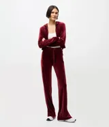 Pantalón de jogging de corte recto confeccionado en plush, con cintura elástica ajustable mediante cordón. Presenta un diseño minimalista y cómodo, ideal para uso diario.