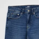 Pantalón de jean azul de corte slim.