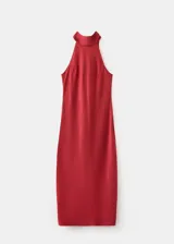 Vestido midi color rojo burdeos, con diseño recto, cuello halter y sin mangas, confeccionado en poliéster.