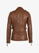 Chaqueta de cuero marrón con cierre asimétrico, cuello con solapas y múltiples bolsillos con cierre.