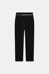 Pantalón de tiro alto y corte tobillero, confeccionado en tejido de aspecto denim oscuro. Presenta diseño de pinzas frontales, bolsillos laterales y cierre frontal con cremallera, botón y gancho. Incluye un cinturón fino a tono con hebilla metálica dorada.