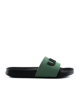 Ojotas de hombre Umbro, con base negra y tira ancha verde militar con detalle de la letra U en relieve de color negro.