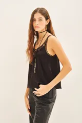 Top tipo musculosa de modal satén color crema, con detalle de encaje calado y bordados a tono en el escote delantero y en la espalda.