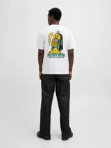 Remera de manga corta y cuello redondo con calce holgado. Presenta un diseño estampado en la espalda con motivos de máquina tragamonedas y texto, con acabado en goma.