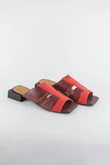 Sandalias descalzas de cuero combinadas en negro y beige, con taco cuadrado bajo y puntera cuadrada.