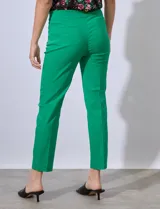 Pantalón de vestir verde esmeralda, de corte recto, con bolsillos laterales y traseros.