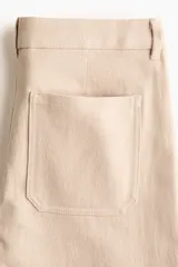 Pantalón amplio de sarga de algodón con piernas rectas, bolsillos delanteros de parche y trabillas integradas.