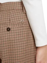 Pantalón de vestir marrón con estampado de cuadros, corte slim y pierna recta.