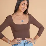 Collar con dije compuesto por tres aros entrelazados de plata 925, con cadena de eslabones tipo veneciana.