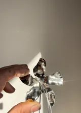 Colgante con forma de flor de cinco pétalos irregulares, hecho a mano en alpaca plateada.