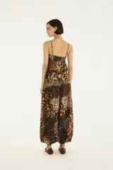 Pantalón babucha de tiro alto con silueta amplia, puños ajustados en los tobillos y estampado de inspiración tropical en tonos marrones y negros.