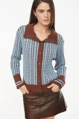 Cardigan de punto con patrón trenzado, color crudo y visón, con cuello solapa, cierre frontal de botones y mangas largas con puños elásticos rayados.