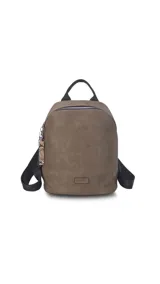 Mochila de símil cuero color negro, con asa de mano superior y correas regulables para llevar al hombro. Presenta cierre principal curvo en la parte superior y un bolsillo oculto en la espalda. Incluye llaveros colgantes decorativos en el tirador del cierre principal.