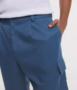 Bermuda de sastrería color azul con bolsillos cargo laterales, trabillas en la cintura y pliegues.