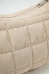 Cartera de hombro color verde claro, con diseño acolchado y asa acolchada.