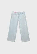 Jean straight de tiro bajo con acabado brillante, trabillas en la cintura y diseño de cuatro bolsillos. Presenta detalle de estrellas estampadas en los bolsillos traseros y etiqueta de marca en color rosa.