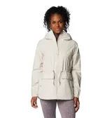Chaqueta impermeable Columbia modelo Sweet Creek II Lined, color beige claro, con capucha, cierre frontal, cintura ajustable con cordón y bolsillos frontales. Cuenta con forro polar interior y tecnología Omni-Tech para mayor protección contra la humedad.