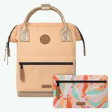 Mochila Cabaia de la colección Adventurer, color beige con detalles dorados. Cuenta con compartimento acolchado para tablet o PC de 13 pulgadas, es vegana e impermeable. Incluye dos bolsillos intercambiables.