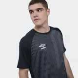 Remera deportiva Umbro modelo Bosse, de color gris claro con rayas verticales sutiles en el frente y mangas cortas. Cuenta con el logo de la marca estampado en el pecho.