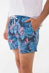 Short de baño azul con estampado de flamencos.