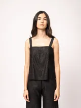 Musculosa blanca de lino con breteles anchos y diseño de franjas combinadas con lurex.