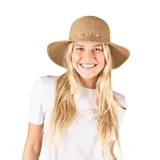 Sombrero de paja color beige con ala ancha y banda decorativa con cuentas de colores.
