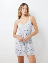 Chemise verde esmeralda de seda fría, marca Montelle. Con apliques de encaje en ruedo y escote. Breteles finos regulables.