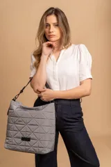 Cartera capitoneada color beige, con diseño geométrico y asa resistente. Amplia y cómoda, ideal para el uso diario.