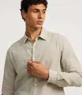 Camisa masculina de corte comfort, confeccionada en una mezcla de lino y algodón. Presenta cuello inglés, manga larga y cierre frontal abotonado.
