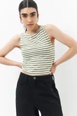 Musculosa a rayas horizontales color verde y blanco, sin mangas y de corte ajustado.