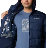 Campera puffer Columbia con capucha, color azul marino. Cuenta con tecnología de reflectividad térmica Omni-HEAT y resistencia al agua Omni-SHIELD. Posee cierre frontal y bolsillos laterales con cremallera.