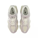 Championes New Balance modelo 9060, con diseño robusto y moderno en tonos lila, crema y blanco. Presentan una combinación de gamuza y malla en el exterior, con el logo 'N' característico en los laterales y una suela gruesa con tecnología de amortiguación.