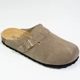 Zuecos de cuero gamuzado color beige, con plantilla anatómica de corcho, suela de goma negra y hebilla lateral ajustable.