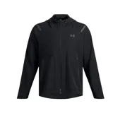 Campera negra con capucha y cierre frontal, bolsillos laterales con cierre y logo de Under Armour en el pecho.