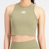 Top deportivo New Balance Essentials color verde oliva, confeccionado en algodón y elastano, con logo de la marca estampado en el pecho.