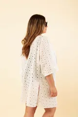 Túnica blanca corta de broderie con mangas 3/4 y calados florales.