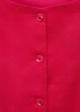 Vestido corto entallado de cuello barco y sin mangas, confeccionado en tejido mezcla de lino y viscosa. Presenta cierre frontal con botones y dos bolsillos laterales de ribete.
