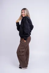 Campera marrón con cierre frontal, capucha con cordones y bolsillos laterales.