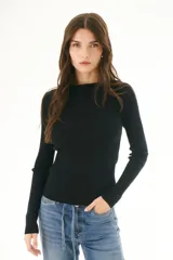 Buzo de morley color crema, con cuello bote y manga larga. Presenta un diseño de punto acanalado y un detalle de franja horizontal en el pecho.