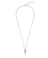 Collar largo dorado con cadena de eslabones entrelazados y colgante en forma de punta de flecha.