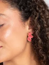 Caravanas de fiesta con diseño orgánico en color rojo y bordes dorados.